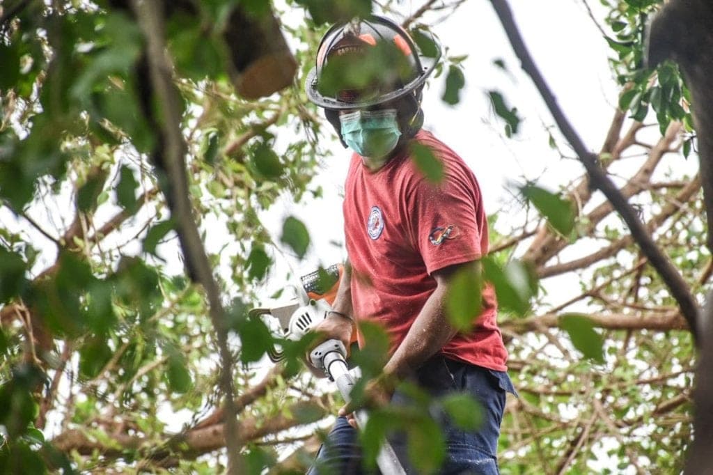 Continúa recuperación urbana de Puerto Morelos tras fenómenos naturales
