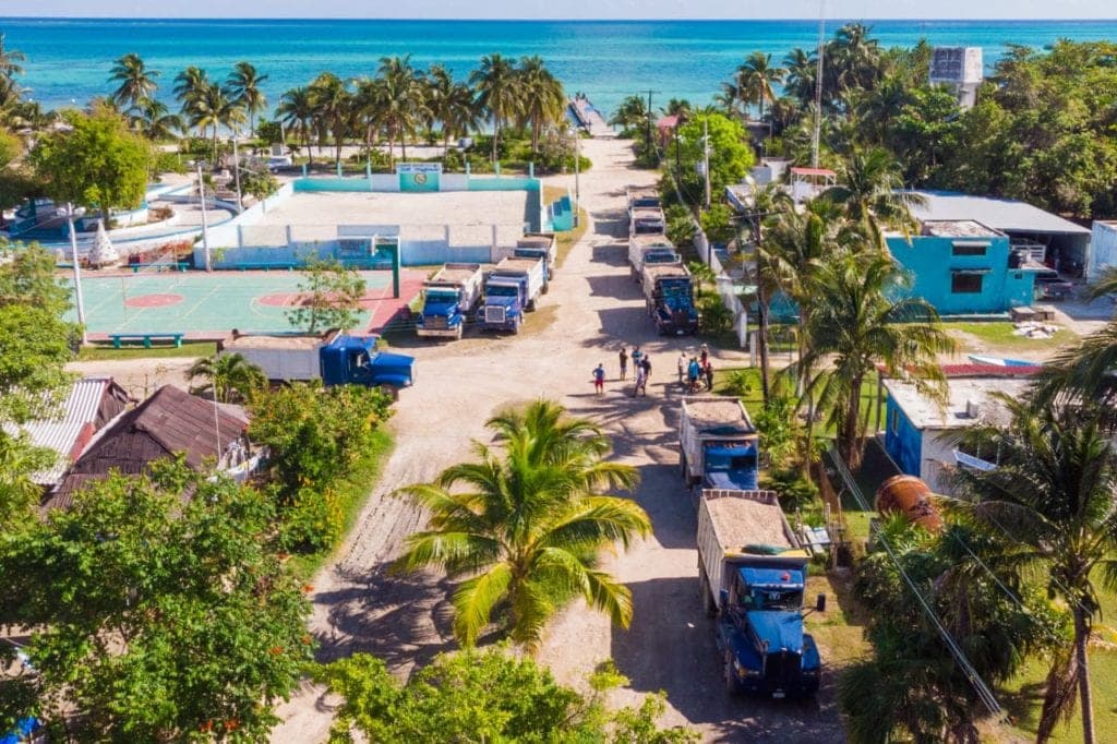 Agradecen vecinos de Punta Allen mejoras en calles y reparación de luminarias