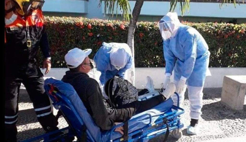 Se va de vacaciones pese a tener COVID-19 y termina hospitalizado por complicaciones