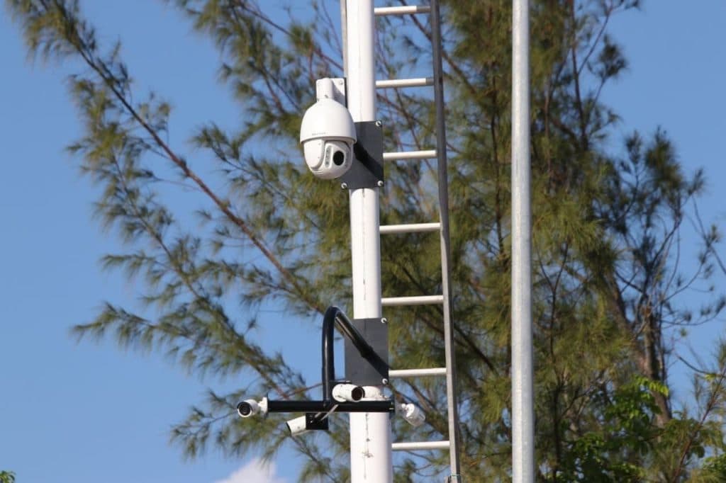 Instalan moderno sistema de cámaras de videovigilancia en Puerto Morelos