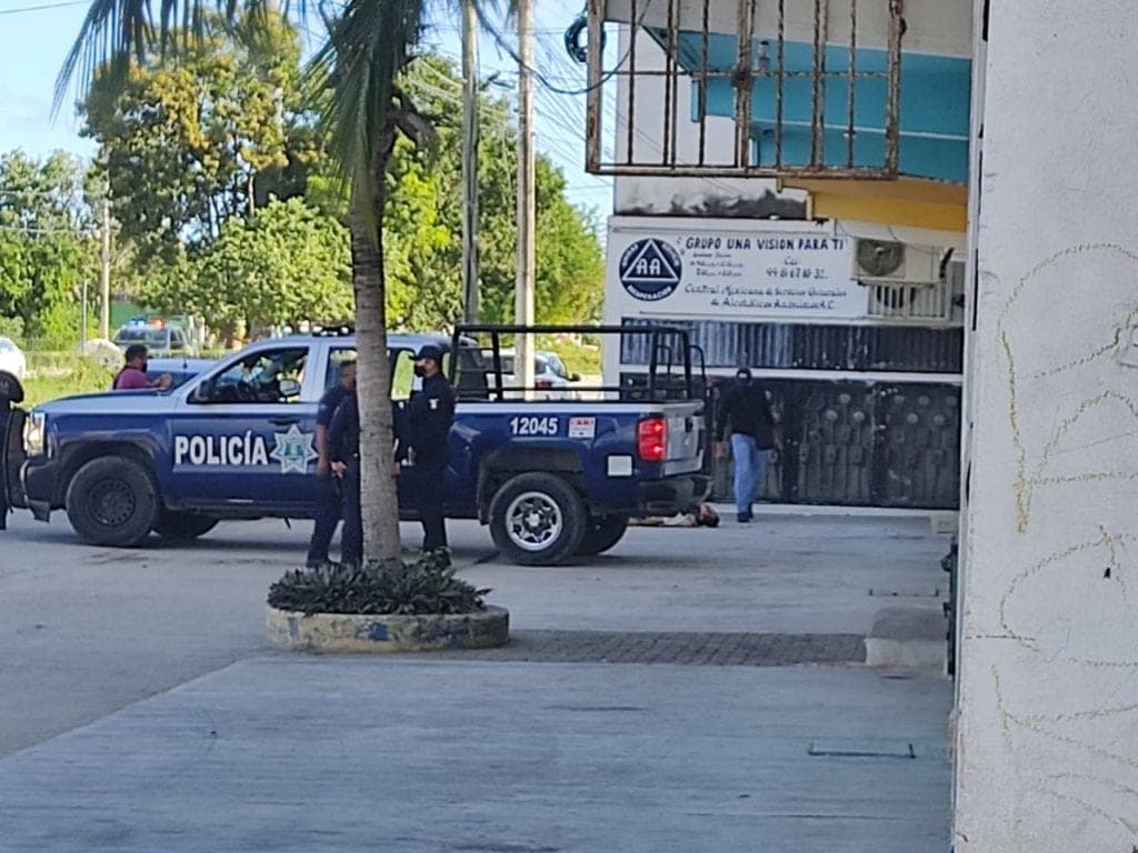 Ejecutan a balazos a un taxista en la avenida Centenario de Cancún