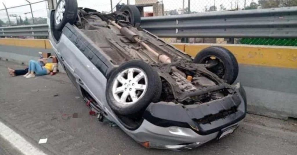 Camioneta se voltea y pasajera pierde la mano tras el impacto