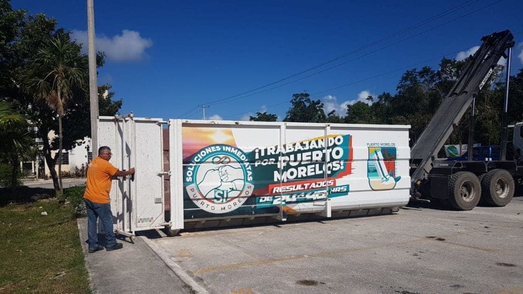 Colocan contenedores en Puerto Morelos para recoger basura de la Nochebuena