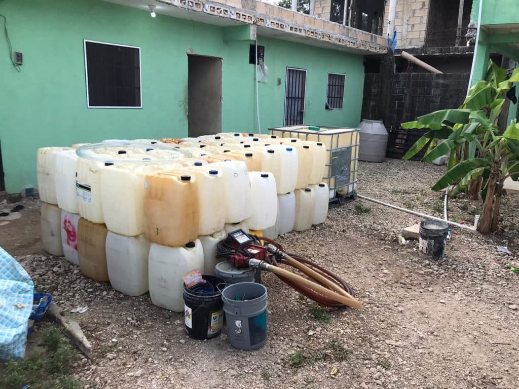 ¡Huachicoleo en Cancún! Guardia Nacional incauta bidones con combustible