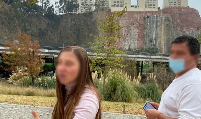 Mujer insulta a policía por pedirle usar cubrebocas y la llaman "Lady Cubrebocas"