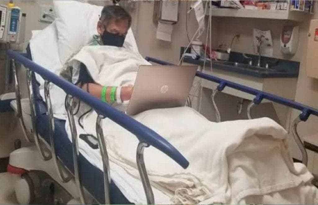 Antes de morir, profesor termina de calificar exámenes de sus alumnos desde un hospital