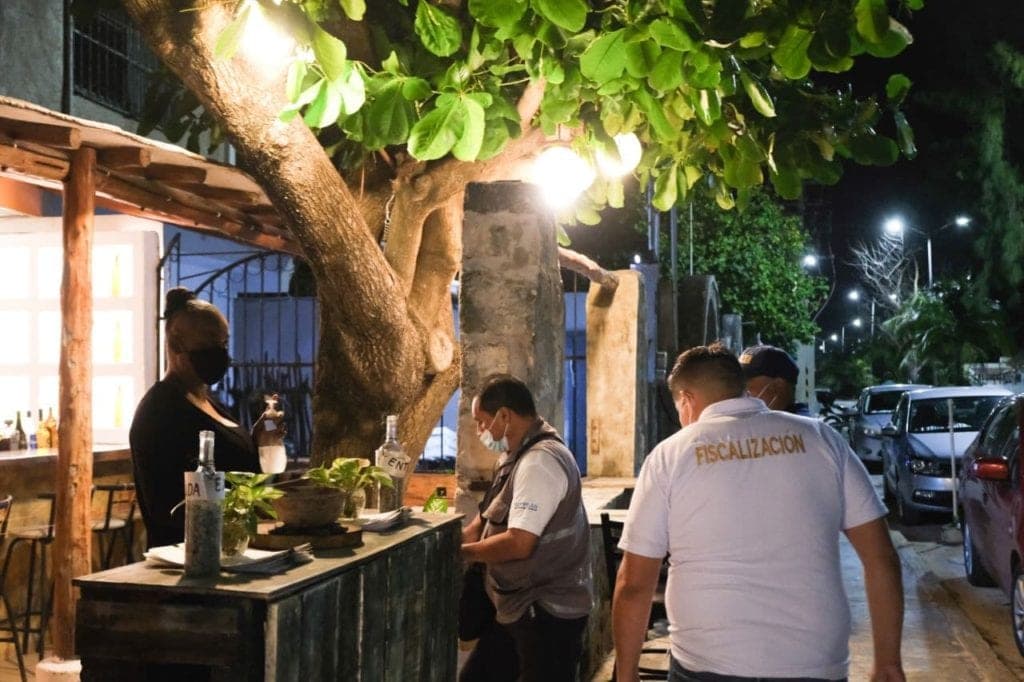 Supervisan protocolos sanitarios en establecimientos de Puerto Morelos