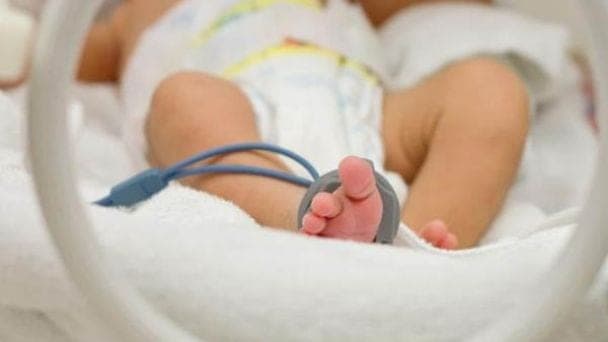 Enfermera tira a un bebé recién nacido por atender una llamada telefónica