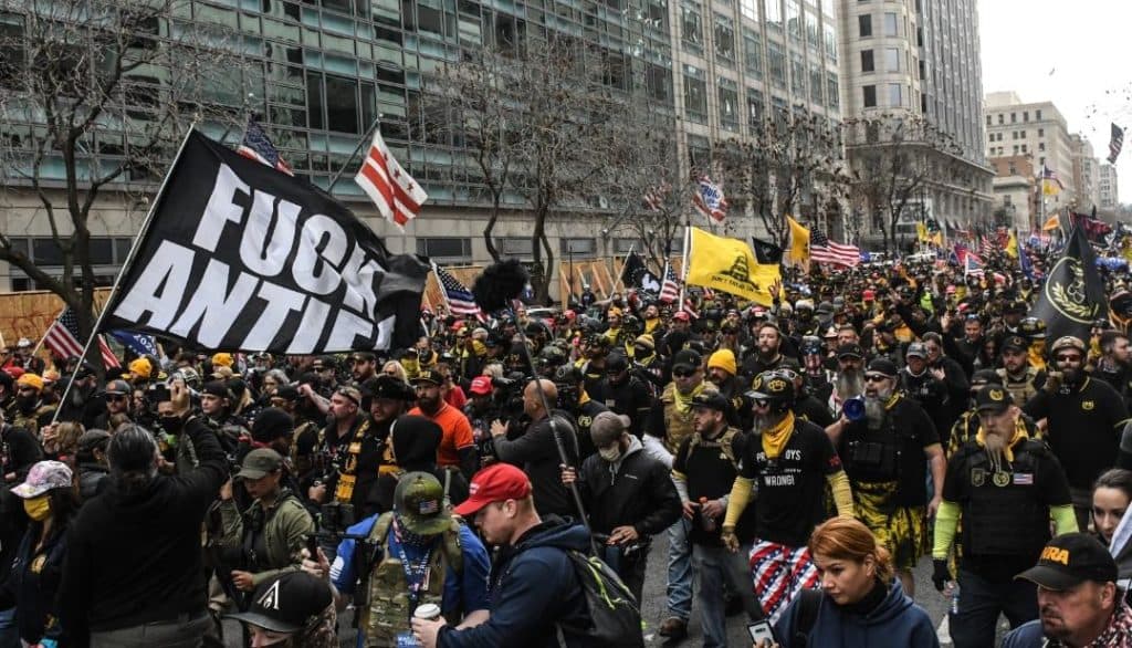 Video: Cuatro apuñalados tras enfrentamiento entre seguidores de Trump y opositores