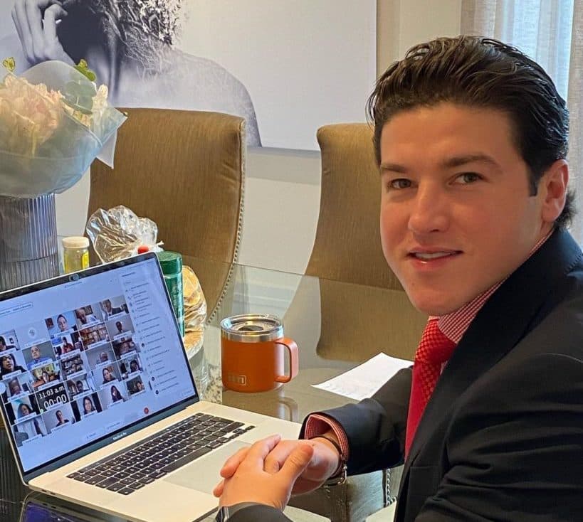 Samuel García desata críticas por relatar 'dura infancia' jugando golf