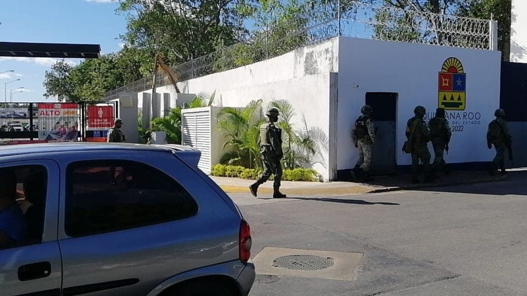 Por albañiles desaparecidos en hotel Planet Hollywood, catean casas en Cancún