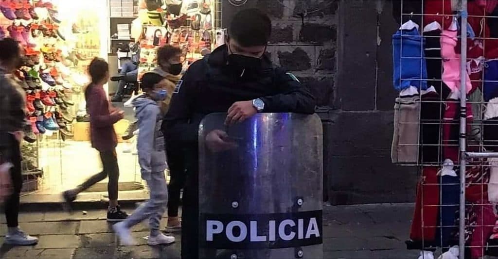Joven es manoseada en centro de Puebla; pide ayuda a policías pero dejan ir a agresor
