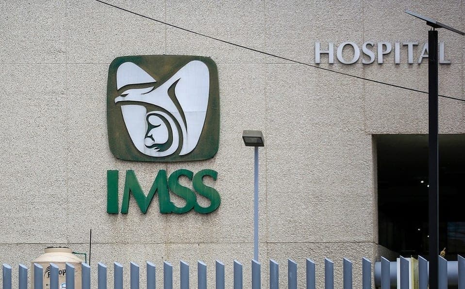 Mujer a da luz en un sanitario del IMSS por un 'protocolo anticovid'