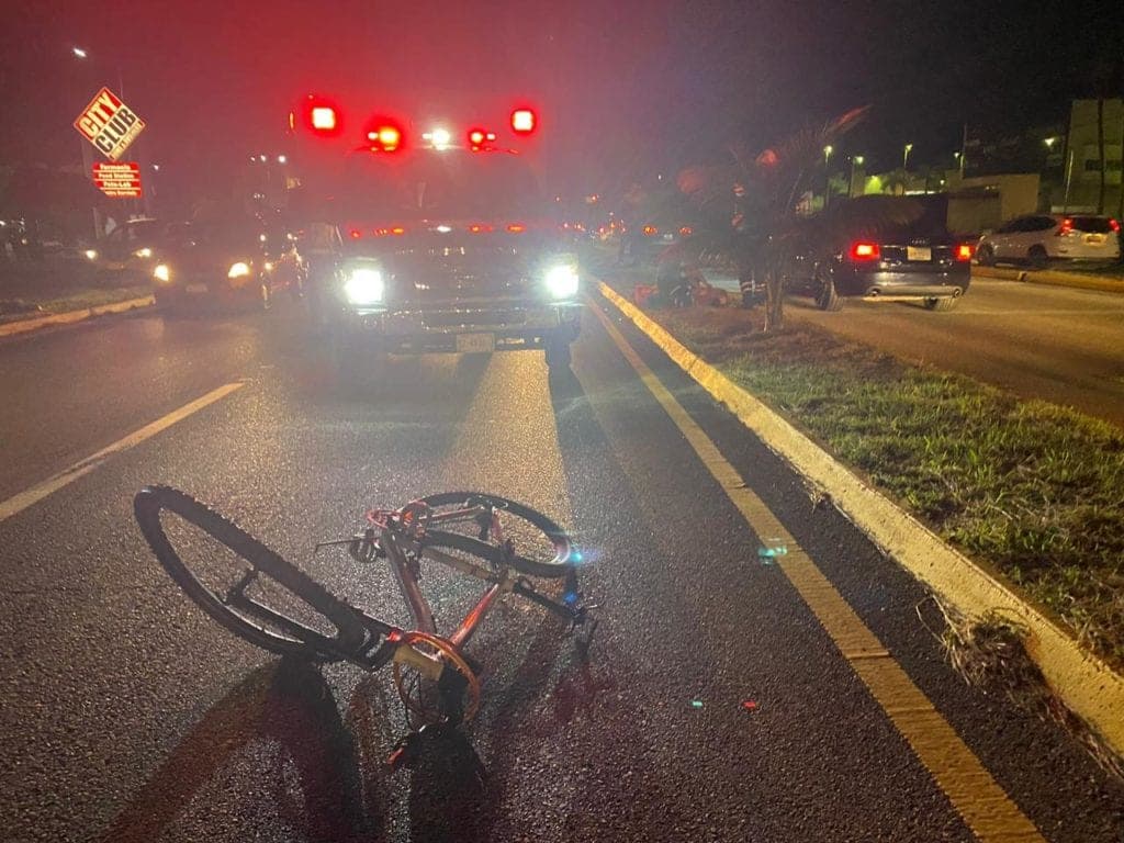 Turista arrolla a ciclista en Playa del Carmen; está grave