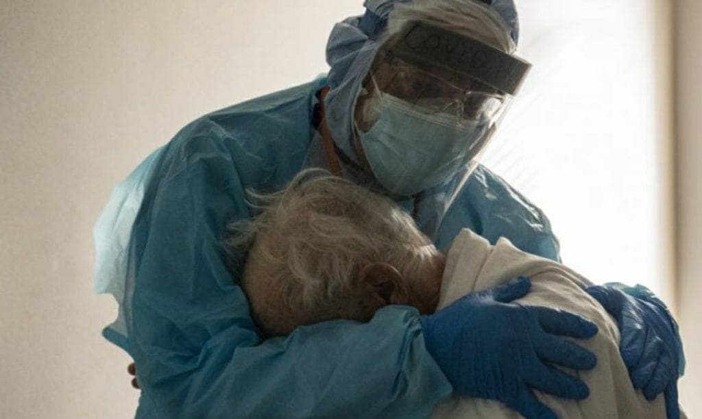 Médico abraza a paciente con Covid-19 y se vuelve viral