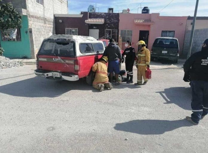 Sujeto es rescatado por los bomberos, se le atoró la mano en el depósito de gasolina