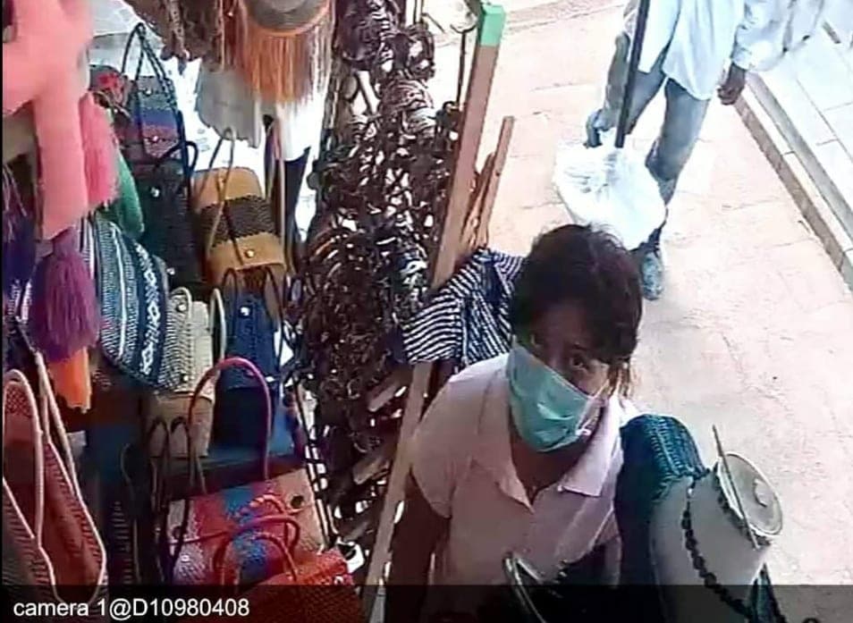 ¡Cuidado! Mujer se hace pasar por clienta para robar en la Quinta Avenida