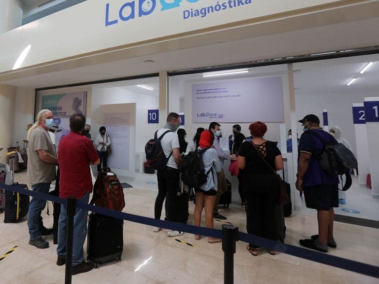 Acusa el diario español 'El País', mercado negro en Cancún de pruebas Covid-19 para viajar al extranjero