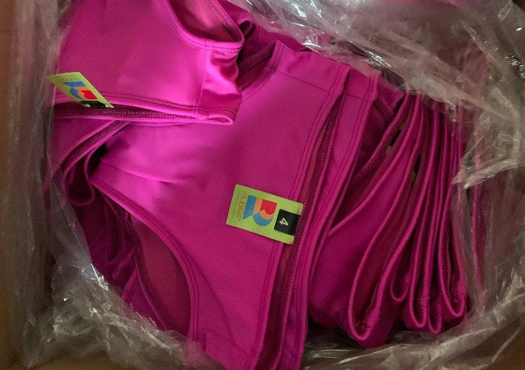 Padre crea traje de baño para su hija trans, se viraliza y ahora es un éxito