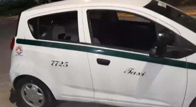Abandonan taxi con huellas de sangre en Cancún