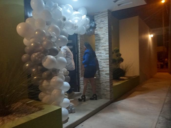 Alcalde se vacuna contra el Covid-19 y arma una fiesta de cumpleaños con varias personas