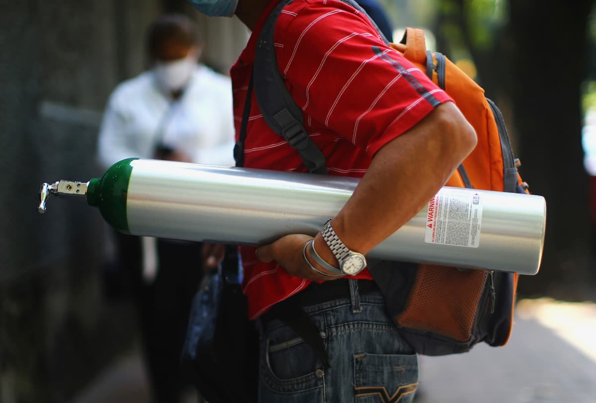 Video: Otro fraude; les dan tanques con gas helio a quienes buscan oxígeno