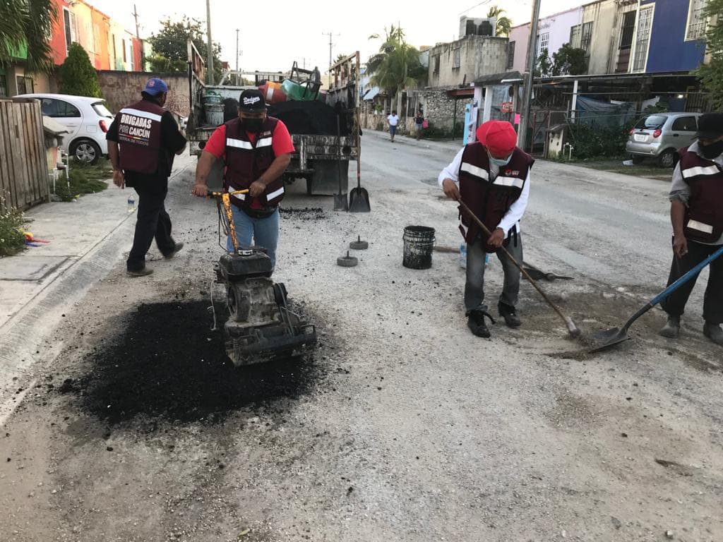 Realizan trabajos de bacheo en las avenidas de la supermanzana 217 de Cancún