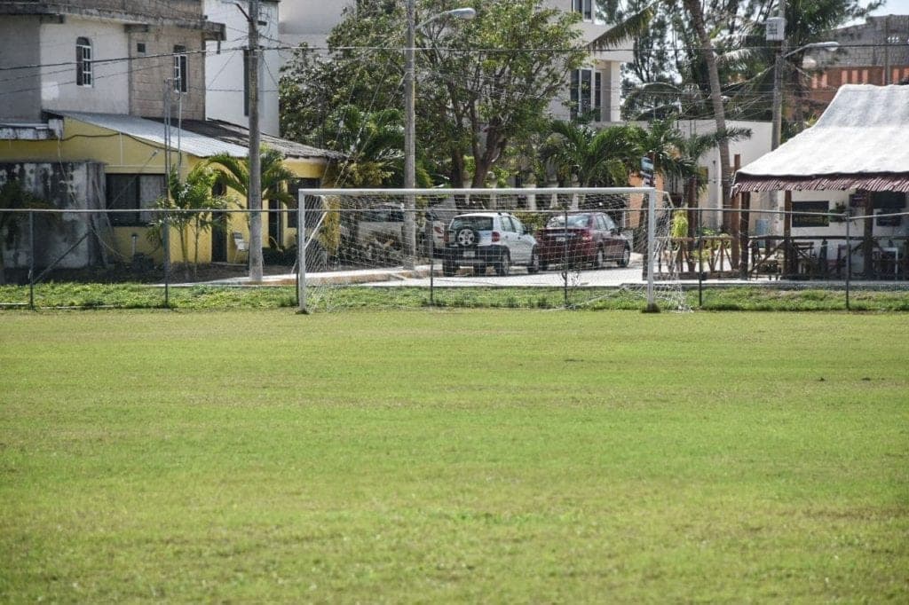Concluyen en Puerto Morelos trabajos de mantenimiento en campos de beisbol y fútbol