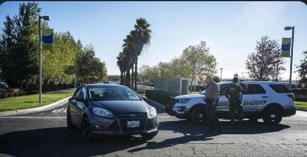 Roba auto con un niño dentro, regresa para devolver al pequeño y regañar a la madre