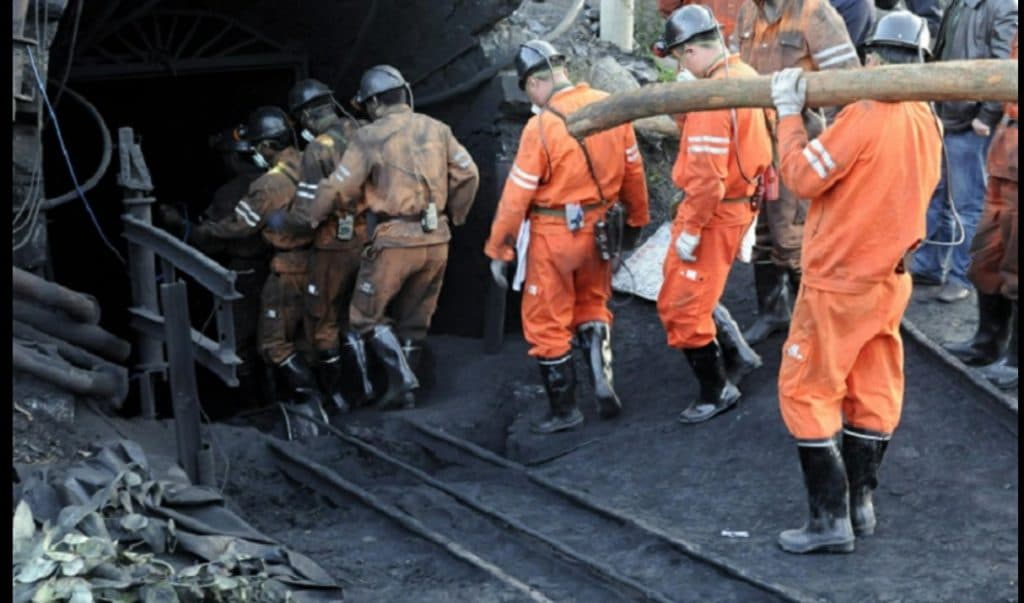 Mineros siguen con vida tras una semana atrapados; rescatistas detectan señales de vida