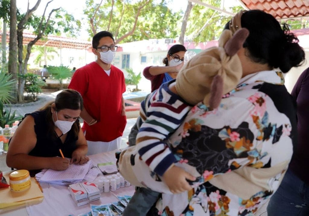 Continúan apoyos sociales en Cancún aún en contingencia