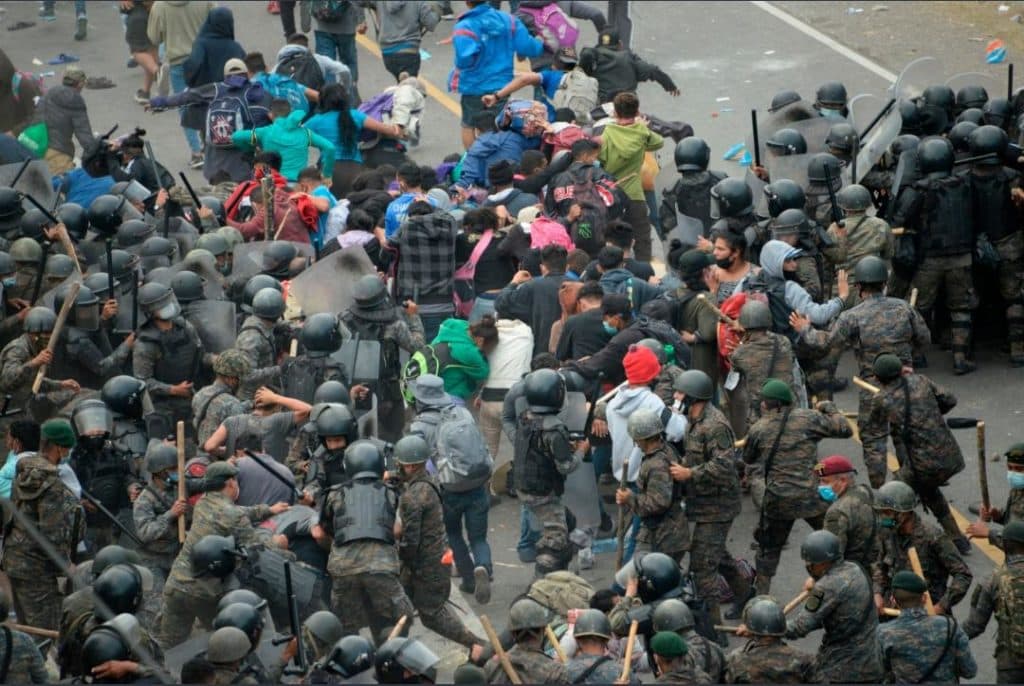 Video: Militares en Guatemala detienen caravana migrante antes que arribe a México
