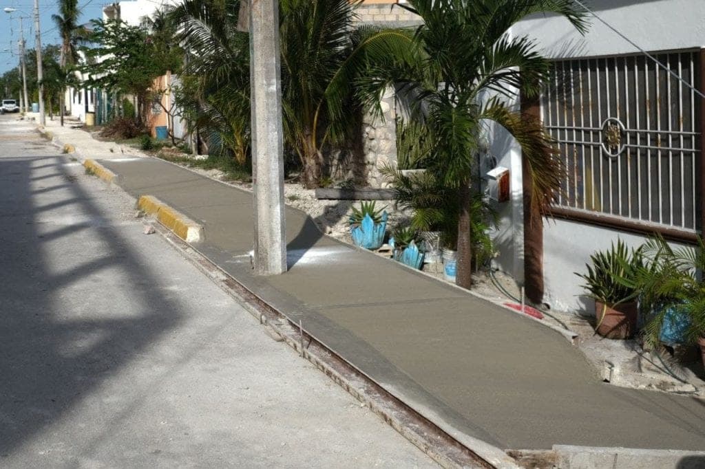 Continúa construcción de banquetas y guarniciones en colonia Pescadores de Puerto Morelos