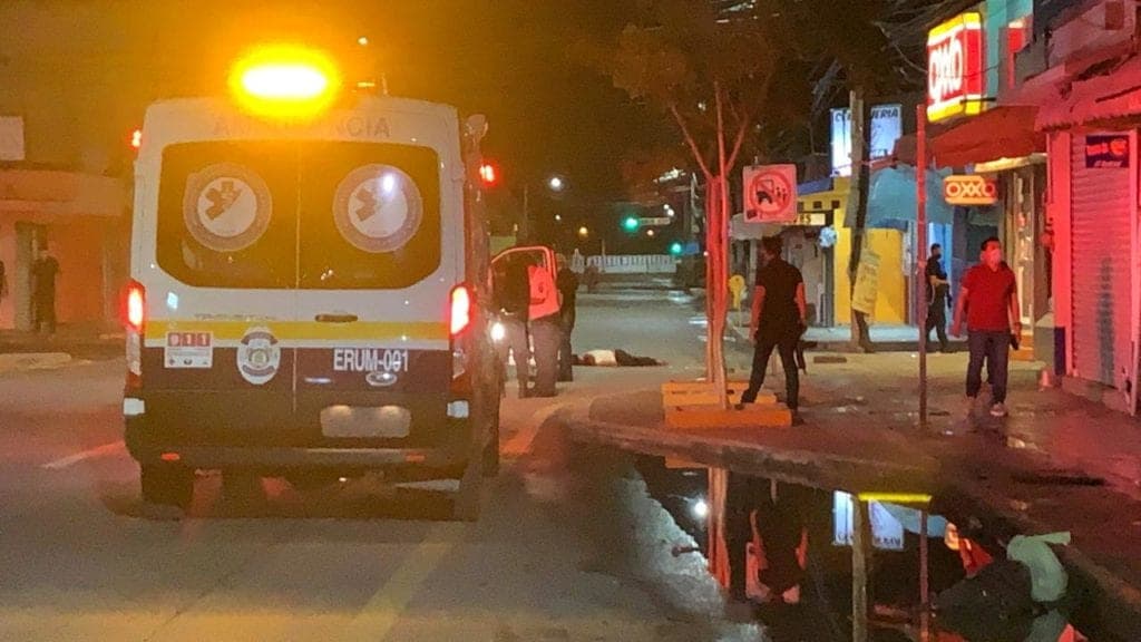 Ejecuta a un hombre en El Crucero de Cancún y se da a la fuga