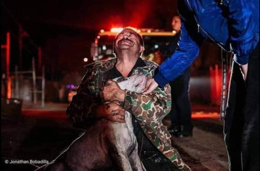 Hombre sordo, ruega con señas rescatar a su perrito en medio de un incendio
