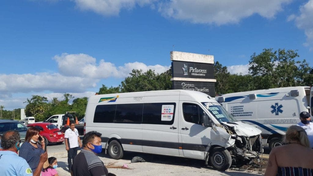Choque entre van y dos autos deja ocho lesionados en Playa del Carmen