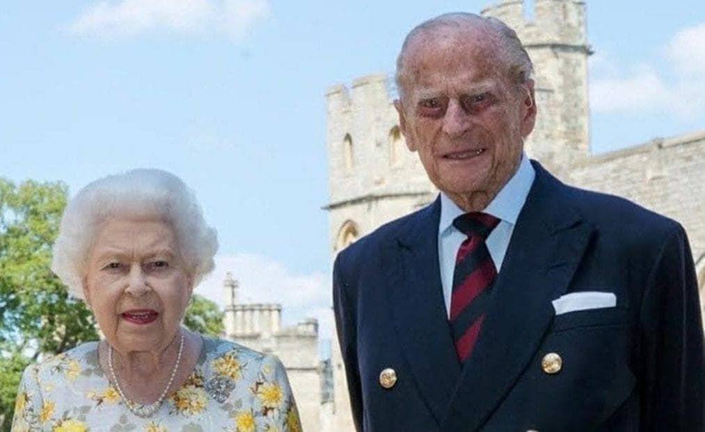 Reciben Reina Isabel II y su esposo Felipe de Edimburgo, vacuna contra Covid-19