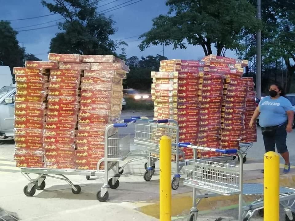 Mujer compra 300 roscas en supermercado para revender y la bautizan como 'Lady Rosca'