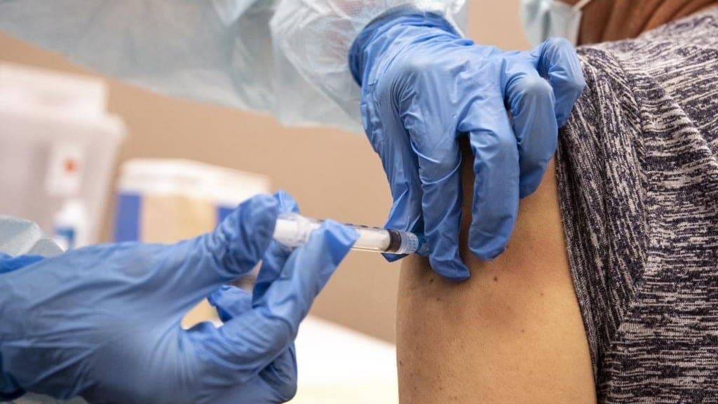 Mujer muere tras recibir vacuna contra Covid-19 de Pfizer; descartan que haya relación