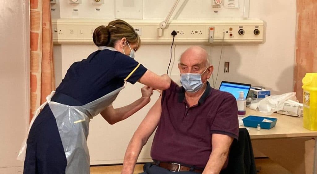 Video: Reino Unido aplica la primera vacuna para Covid-19 de AstraZeneca