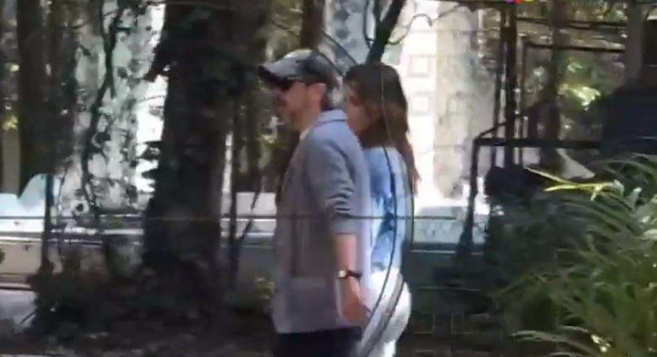 Captan a Carlos Espejel con su nueva pareja, una escort colombiana