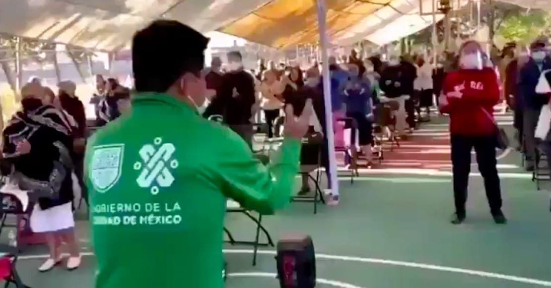 Personas mayores se pusieron a bailar y cantar en pleno centro de vacunación de Xochimilco