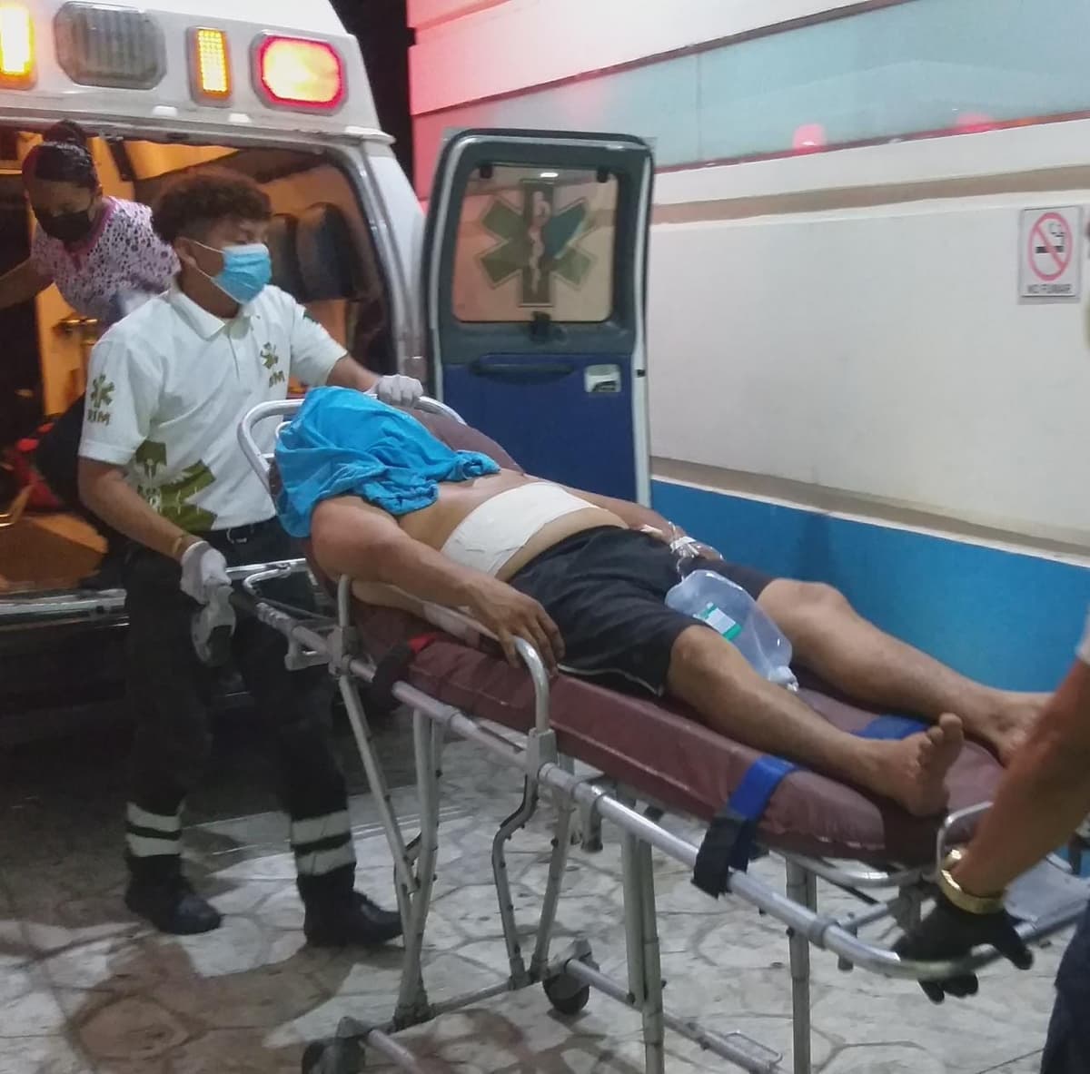 Sujetos en una motocicleta balean a dos hombres que se encontraban bebiendo en su casa