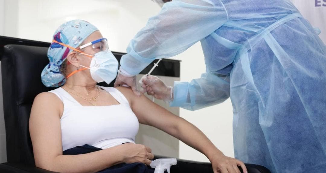 Denuncian que niegan vacunas a extranjeros que llevan muchos años en México