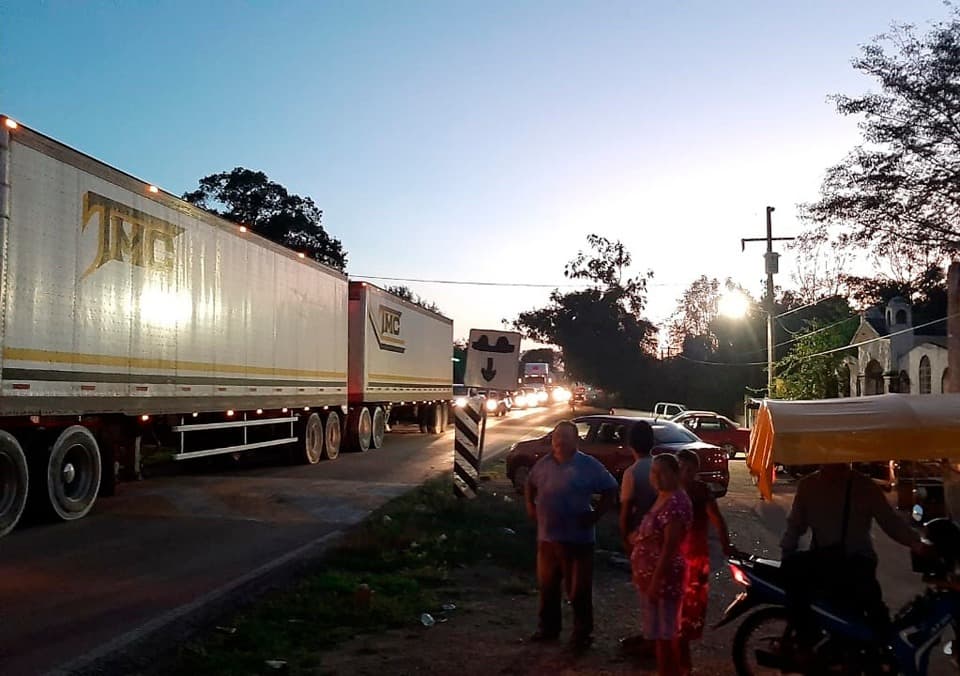 Comuneros carrilloportenses reanudan bloqueo a vía federal Chetumal-Mérida por indiferencia de José Esquivel