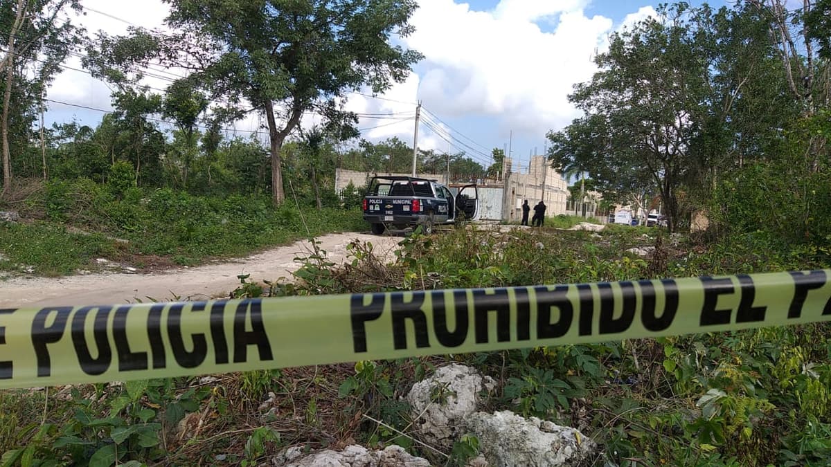 Hallan a hombre ejecutado con un tiro en la cabeza en camino a la salida de Cancún