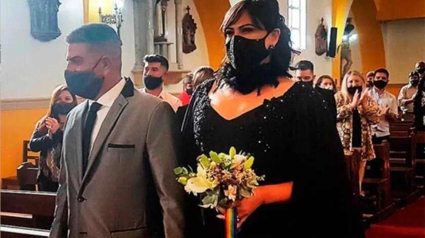 Despiden a sacerdote de iglesia por casar a una mujer trans
