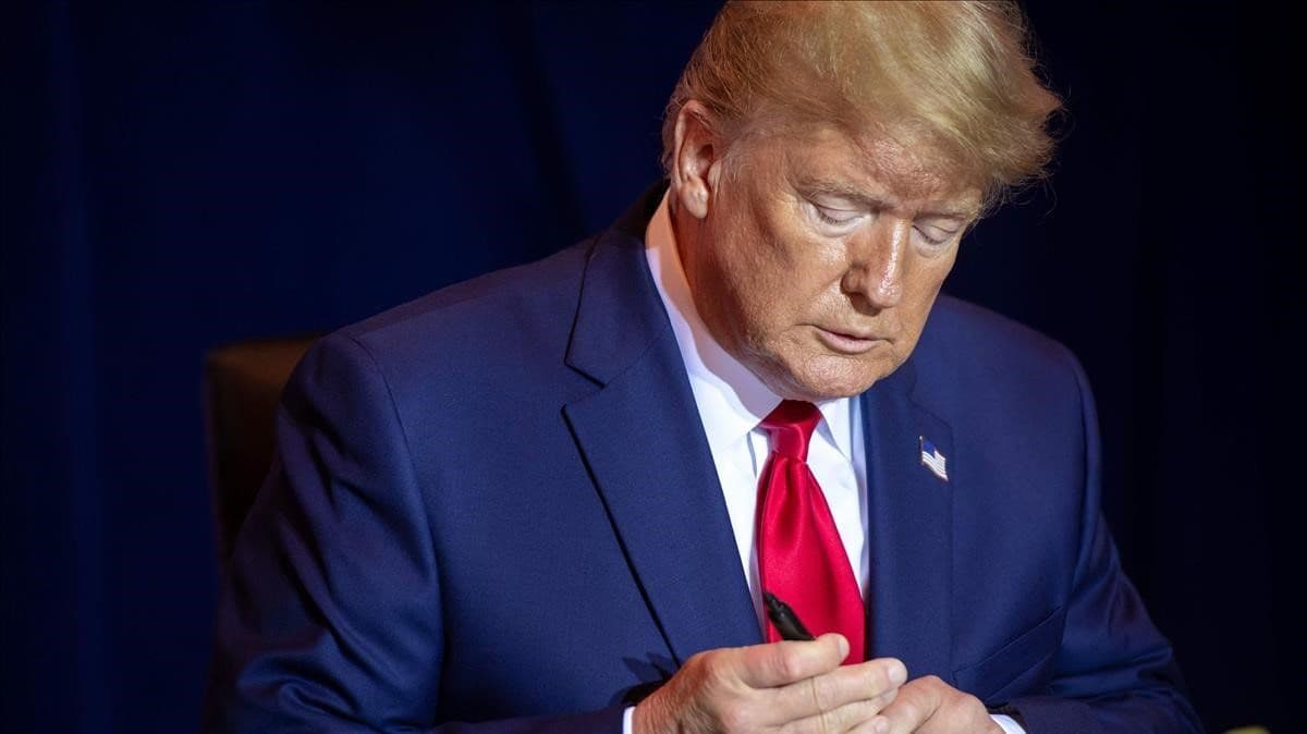 Avioneta sobrevuela club de Trump en Florida con mensaje de “enciérrenlo”