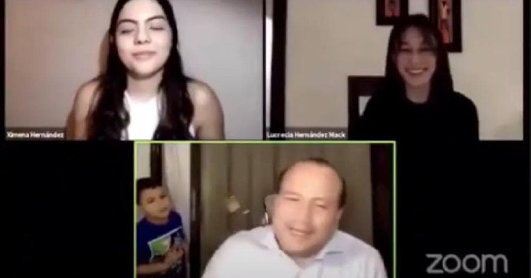 Video: "Aquí no es restaurante", dice niño a su padre que daba clases vía Zoom