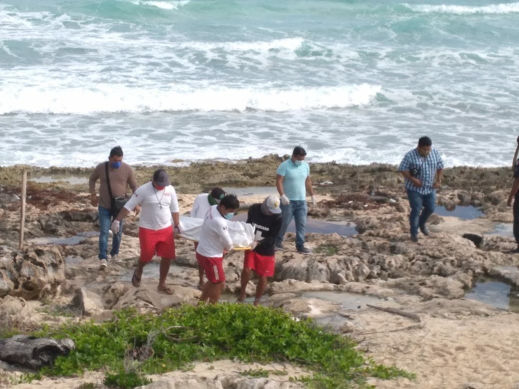 Dos pescadores fallecieron ahogados tras hundirse su nave por el fuerte oleaje